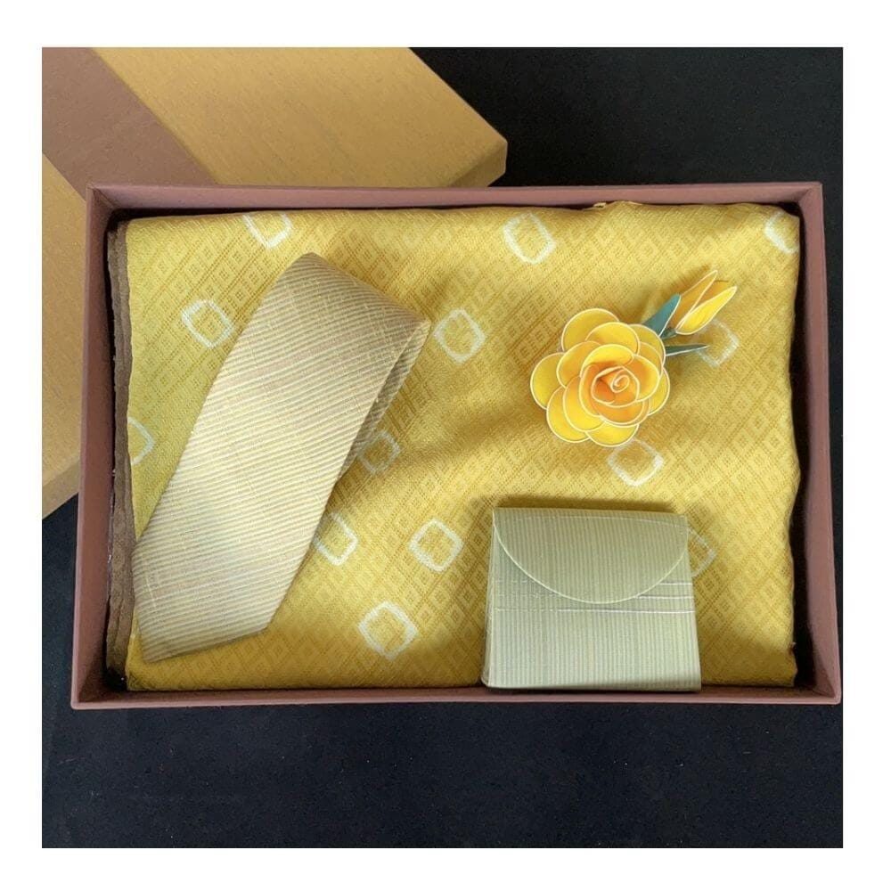 เซ็ตของขวัญผ้าไหมแท้ CHOBMAI SILK ผ้าไหมย้อมสไลด์สี ธีมสีเหลือง เซ็ต 4 ชิ้น (ผ้าคลุมไหล่ กระเป๋าสตางค์ เนกไท และเข็มกลัด)_1